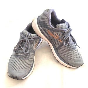Brooks Adrenaline women’s size 9